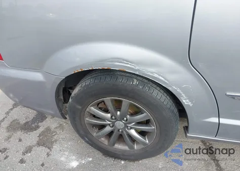 2015 Chrysler Town & Country S z USA, uszkodzony, nr VIN 2C4RC1HG5FR590491